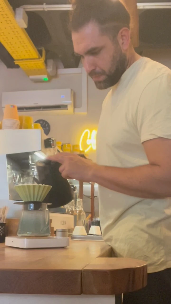 Detrás de cada taza.