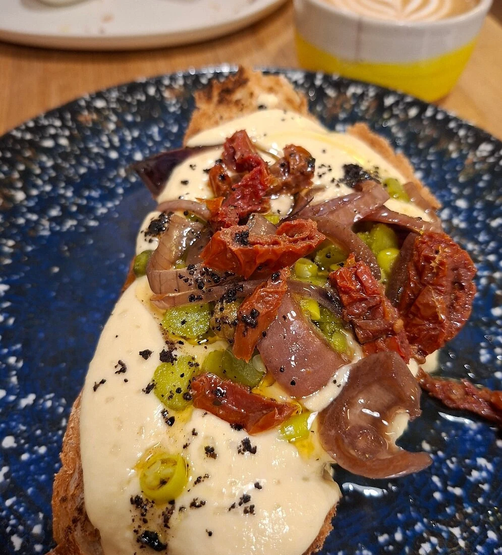 Hummus, encurtidos y pan.