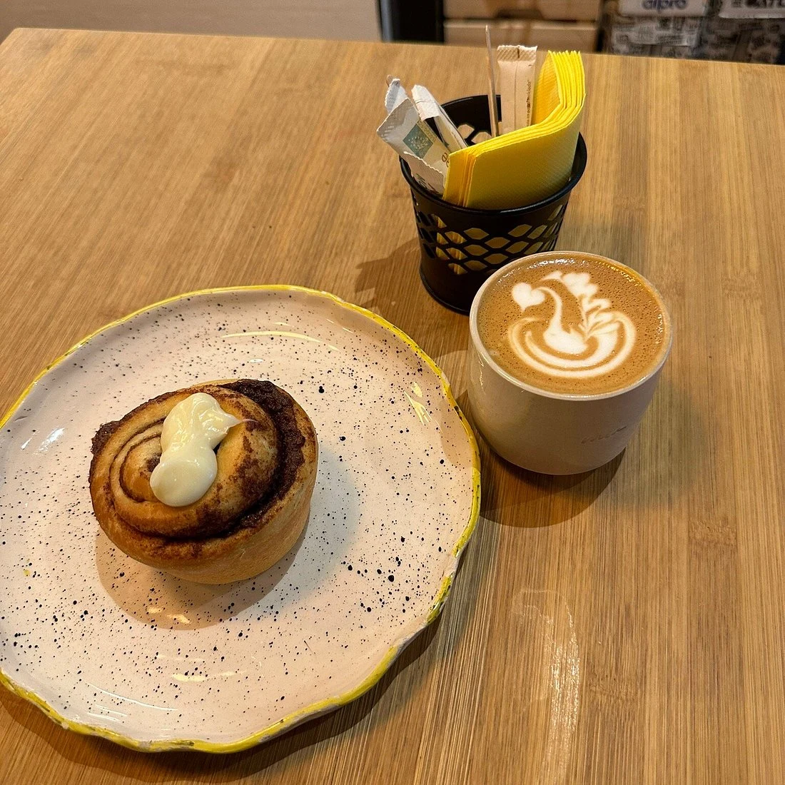 Café y roll de canela.